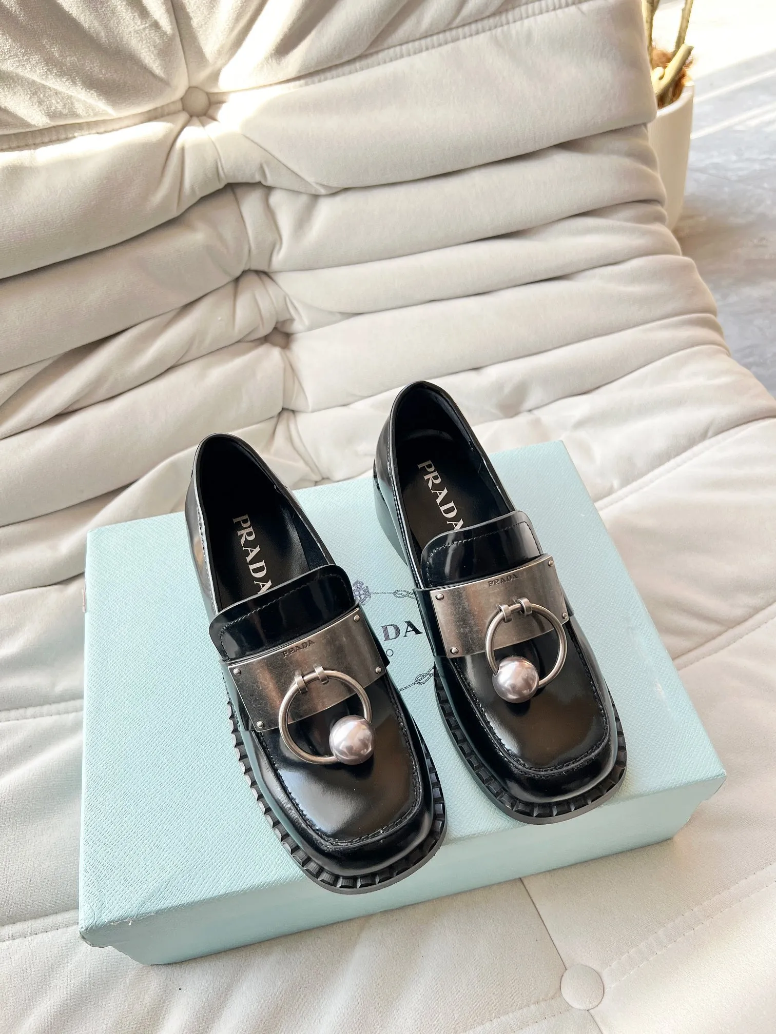 👟👟Ex-factory price 560👟👟 Prada’s new spring and summer women’s clothing｜Absolutely beautiful🥰Exception! Extra number! Anita will continue to update the latest SS25 catwalk pre-sale models, with novel logos as soul mates. Full of fun ~ Adhering to the trend-setting vane, you must believe in Prada's ability to capture fashion. 35-42 yards